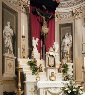 L'altare[The altar]