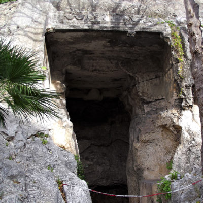 Ingresso della grotta[Cave entrance]